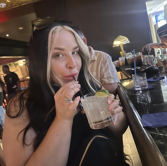 Meet your Posher, Katelyn - Picture 4 of 4